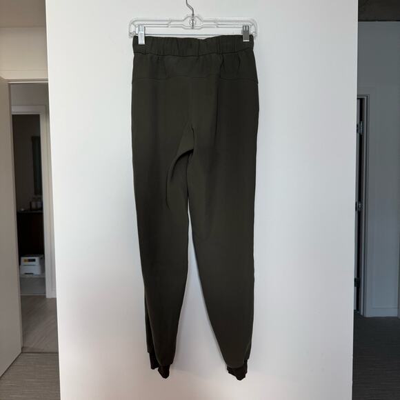 Lululemon On the Fly Jogger in Dark Olive Size 2 - Picture 2 of 4